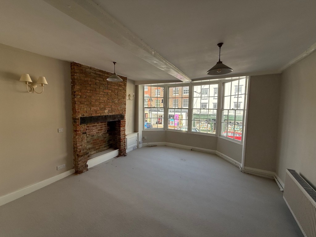 Lot: 81 - FREEHOLD INVESTMENT - First floor living room